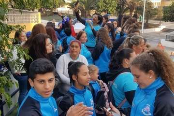 La  carroza anunciadora del Carnaval recorrió este miércoles el centro de la ciudad (Foto TA)